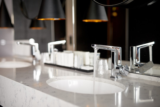 Waschtisch im Superior Zimmer des Hotels Zaltbommel